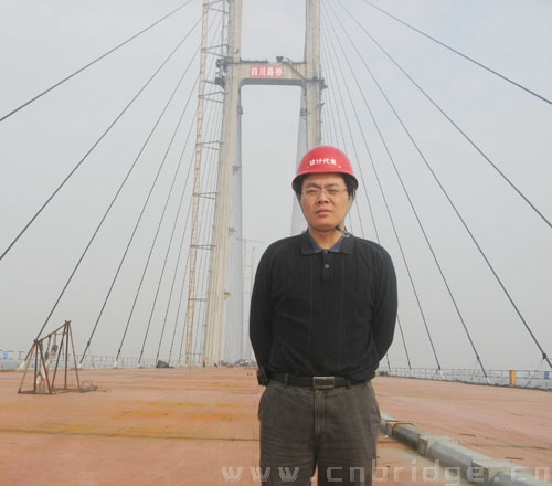 荆岳长江大桥设计代表、湖北省院高工丁望兴