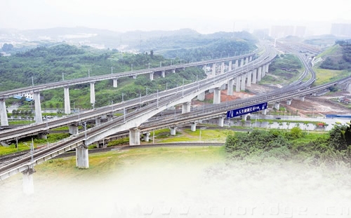 宜万铁路贯通 拥有亚洲最大桥群