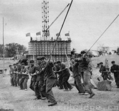 解放军指战员参加建桥劳动