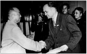 1957年10月15日，滕代远部长向专家西林颁发荣誉证书