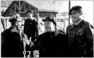 1955年11月，滕代远在大桥工地与工人握手。右一为翻译刘麟祥