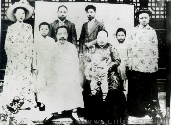 1913年，茅以升先生在南京与家人合影（后排右一为茅以升）