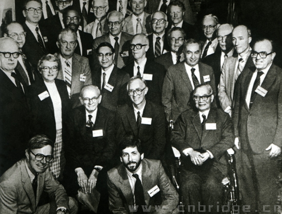 1982年10月，茅以升先生（右一）赴美接受美国国家工程院外籍院士证书时合影