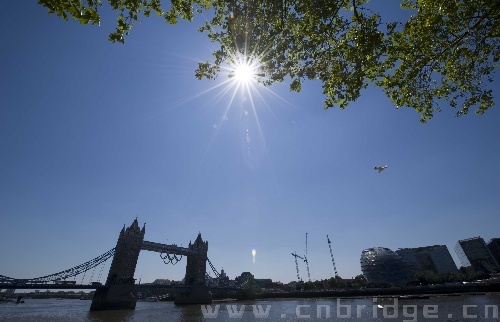 英伦天气多变 伦敦塔桥上的朗朗晴空