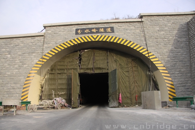 十五局一公司:张涿高速分水岭隧道全线贯通_企