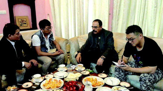 4月21日,巴中经济走廊委员会主席穆罕默德接受本报采访并举办家宴招待记者。(工作人员供图)