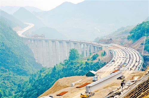 日前，忠县至万州高速公路万州段河源特大桥正在施工建设。忠万高速全长78公里，总投资80亿元，2013年中期开工建设，目前已完成总体工程量的70%左右，预计明年通车。记者