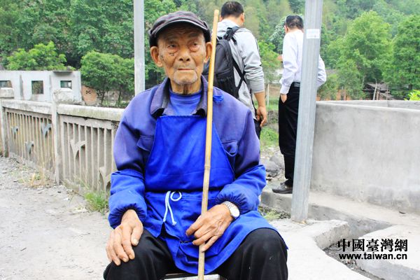 96岁的乐山双桥村村民王国升参与了乐西公路五洞桥的修建。（中国台湾网 宣玲玲 摄）