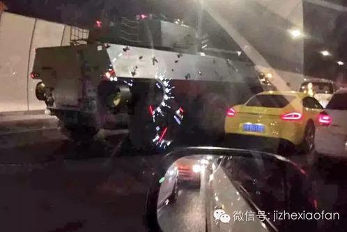 保时捷撞上装甲车