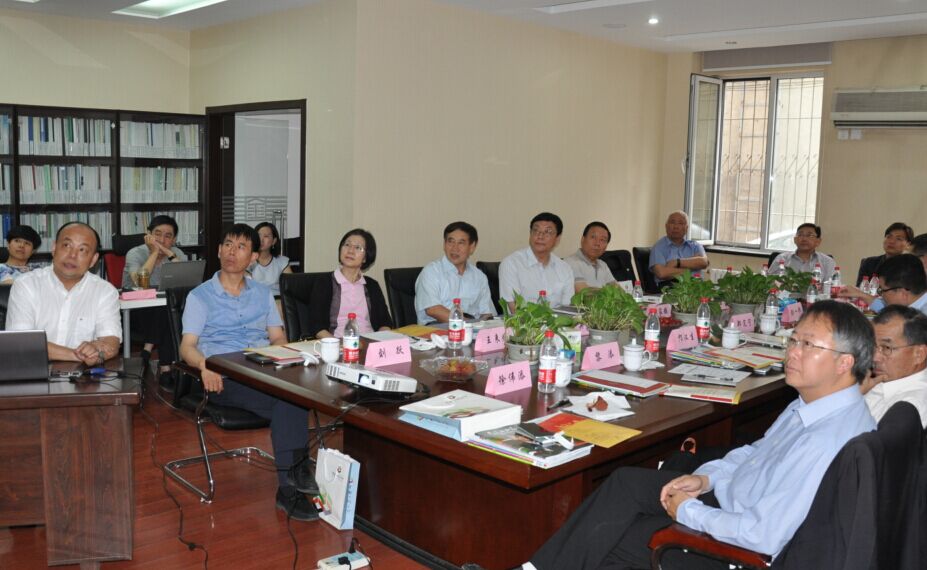 2015年6月4日至5日，香港公路学会郑定宁会长一行9人到访中国公路学会，并与中国公路学会、北京公路学会、上海市公路学会在北京召开了交流座谈会，中国公路学会刘家镇副理事长主持座谈会，中国公路学会秘书处领导及有关部门负责人参加座谈会。