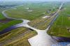 河流架在公路上：在荷兰，原来水还可以往高处