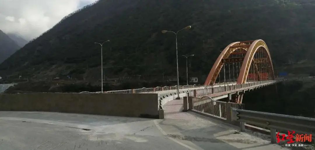 突发！四川甘孜州泸定县大渡河大桥桥面产生裂缝断道