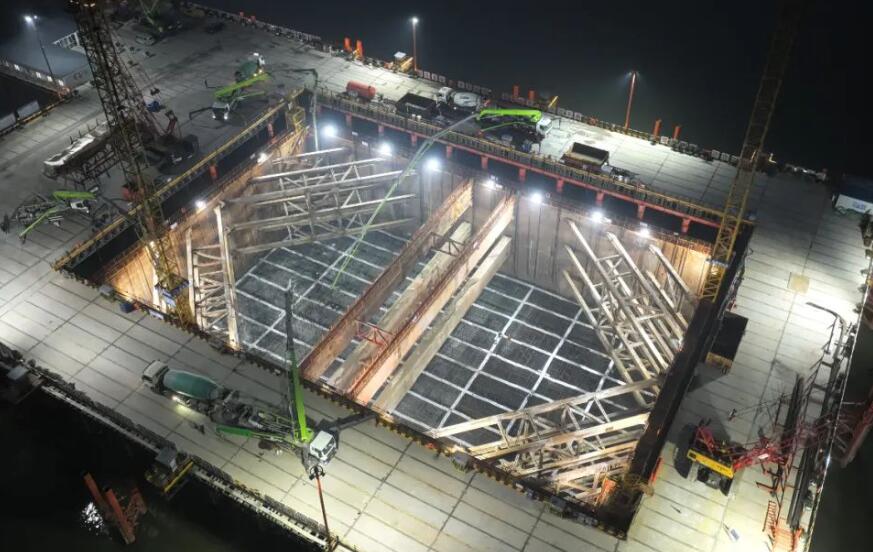 池州长江公铁大桥南岸4号主墩承台首次混凝土浇筑顺利完成